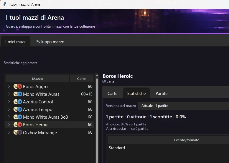 La finestra I tuoi mazzi di Arena: l'elenco dei mazzi a sinistra e, nella scheda Statistiche, partite, vittorie e sconfitte del mazzo selezionato. I nomi dei mazzi sono sostituiti con nomi di archetipi pubblici.